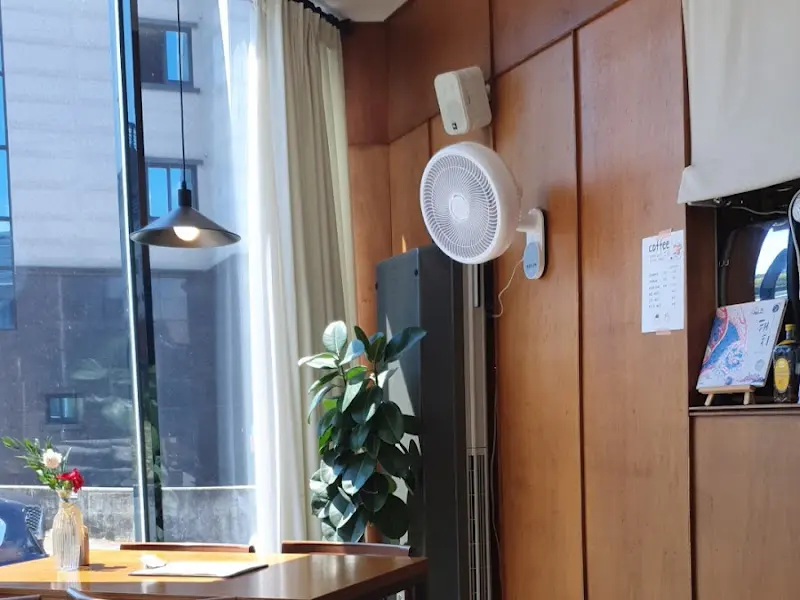 창밖 풍경이 보이는 가게 내부