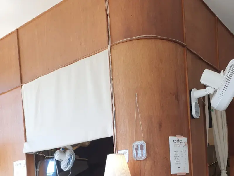 가게 내부의 나무 벽면과 커튼