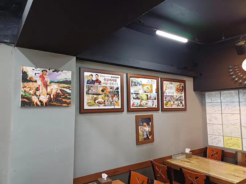 벽에 붙은 사진들