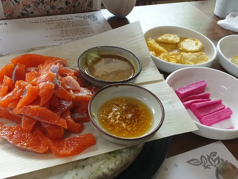 싱싱한 송어회와 양념장