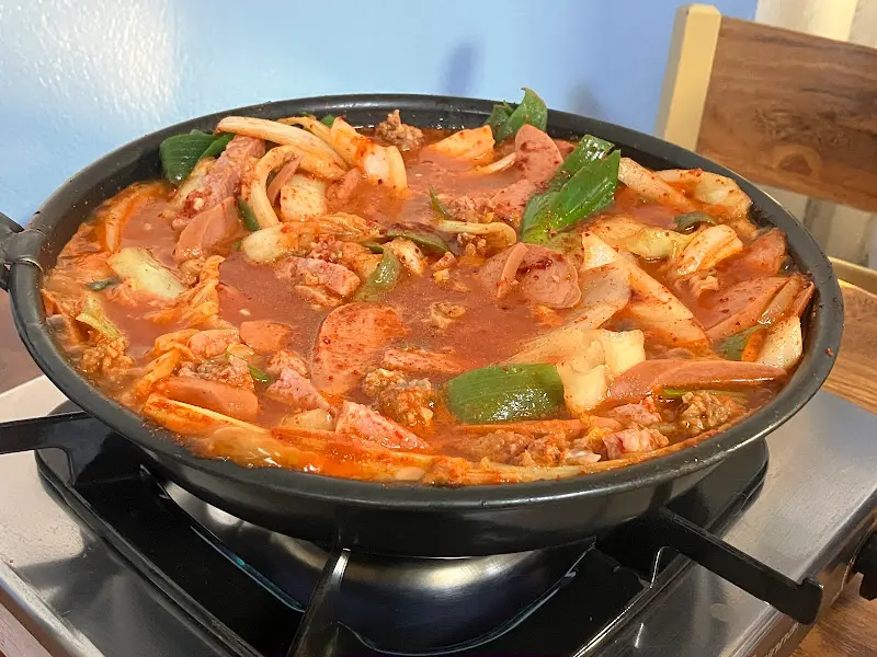 잘 끓여진 부대찌개