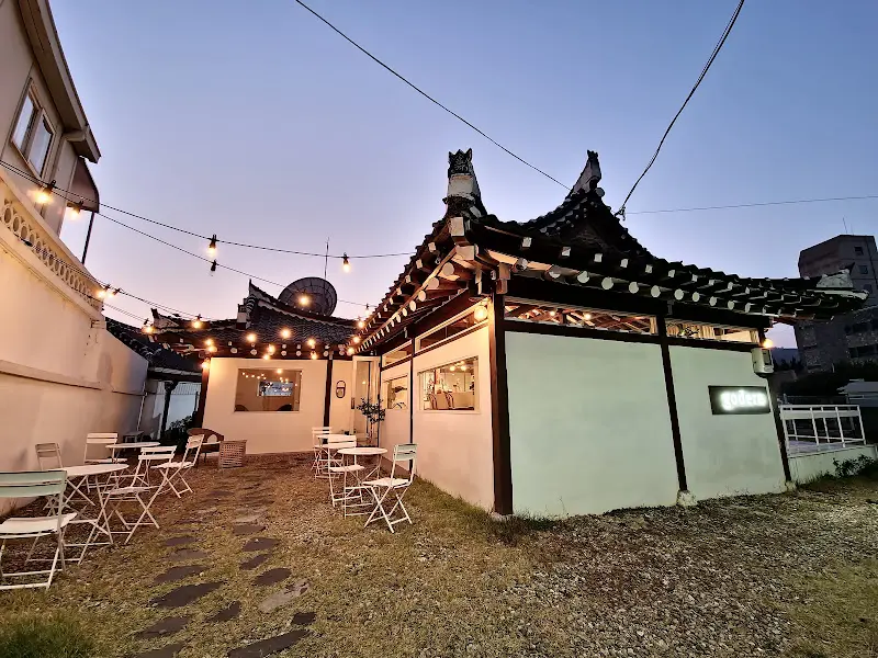 저녁 노을이 질 무렵의 고데레 외부