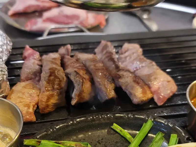 숯불 위에서 익어가는 갈매기살