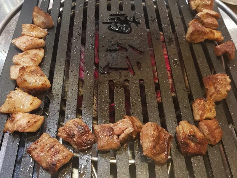 숯불 위에서 맛있게 구워진 고기