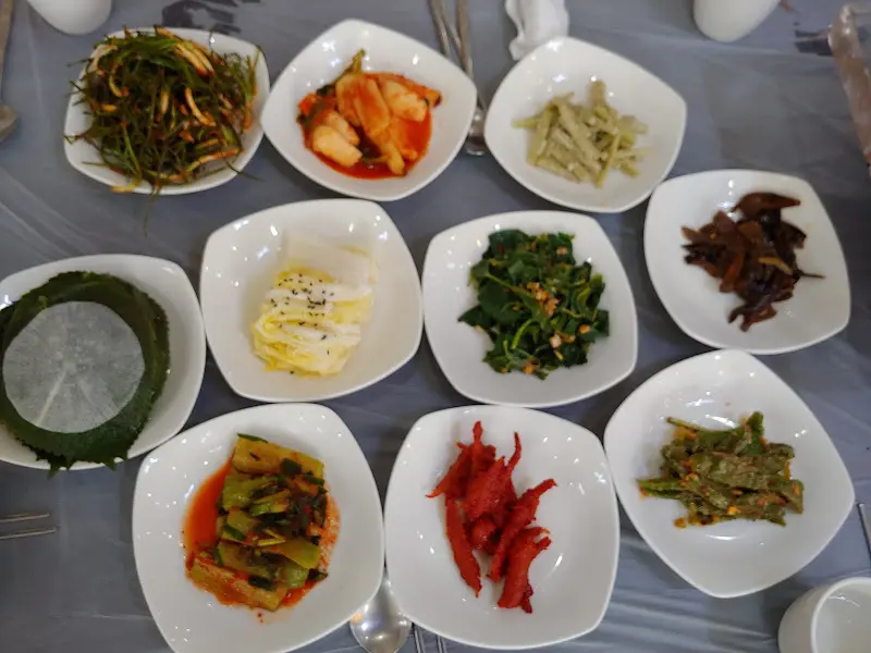 정갈하게 차려진 밑반찬