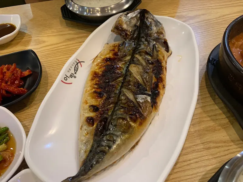 윤기가 자르르 흐르는 고등어 구이