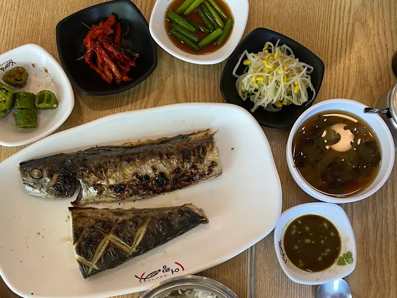 고등어 구이와 정갈한 밑반찬