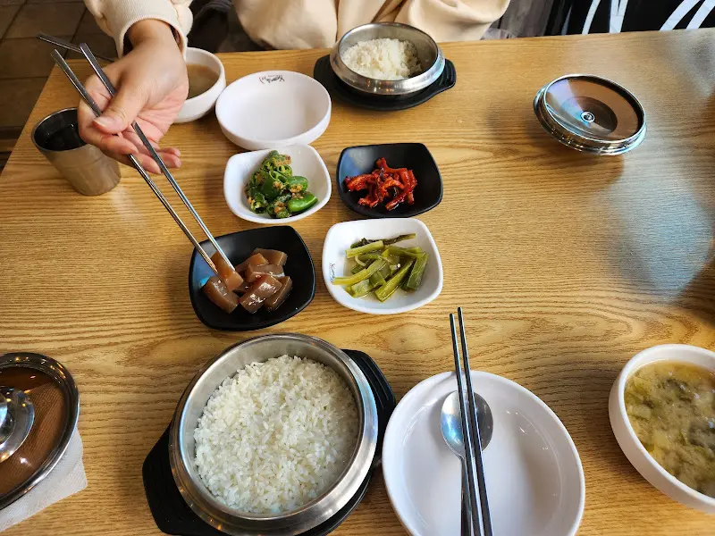 정갈하게 차려진 한 상