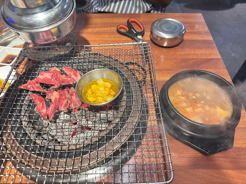 숯불 위에서 구워지는 마늘 갈비와 된장찌개의 조화