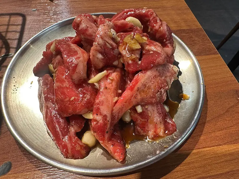 마늘 양념에 버무려진 신선한 갈비