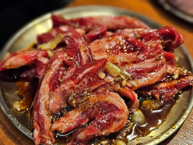 윤기가 흐르는 마늘 갈비