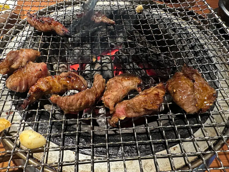 숯불 위에서 노릇하게 익어가는 마늘 갈비