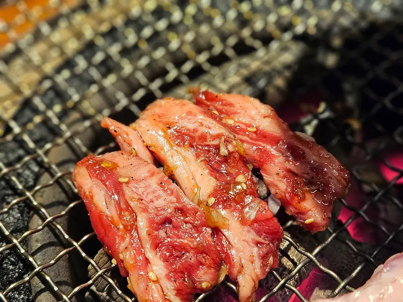 잘 구워진 마늘 갈비의 모습