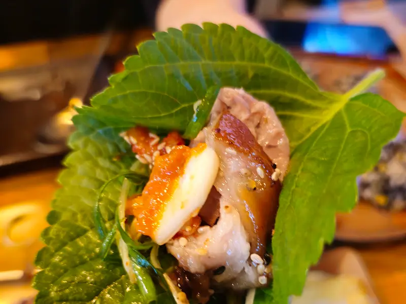 깻잎 쌈에 싸 먹는 족발