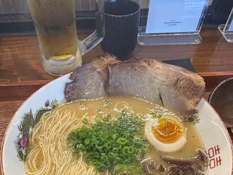 라멘과 함께 제공되는 시원한 기린 생맥주