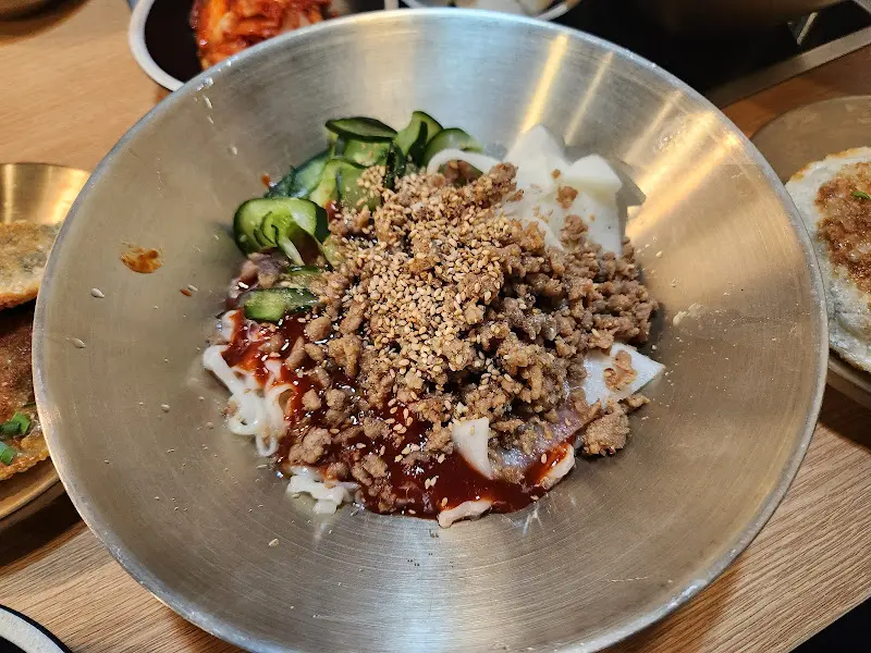비빔 칼국수