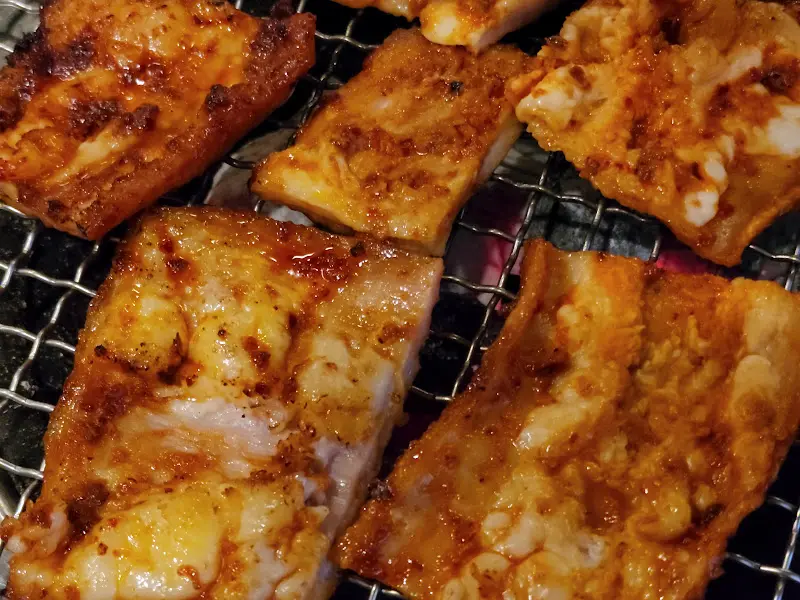 불판 위에서 익어가는 양념 막창