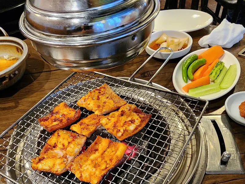 숯불 위에서 구워지는 아나고