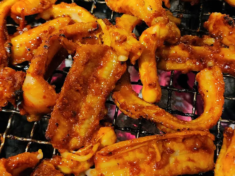 불판 위에서 익어가는 닭발