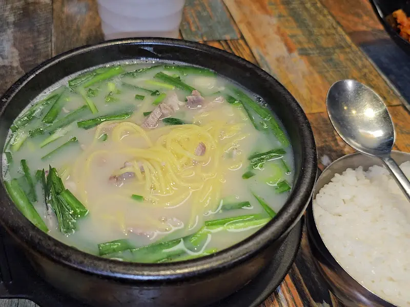 국수 사리가 들어간 돼지국밥