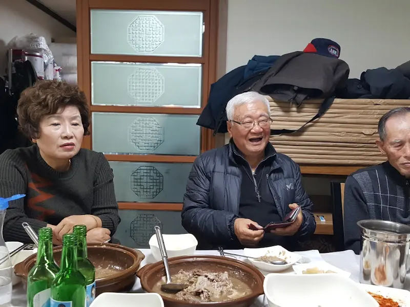 식사를 즐기는 손님들의 모습 (정확한 묘사 X)