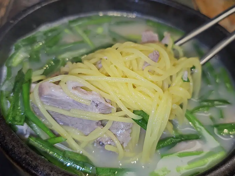 돼지국밥과 국수 사리