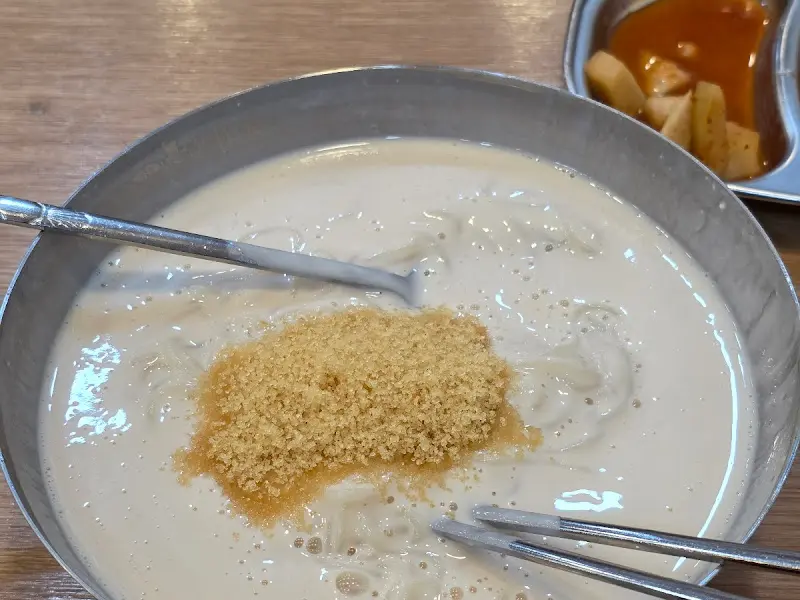 설탕을 뿌린 콩국수