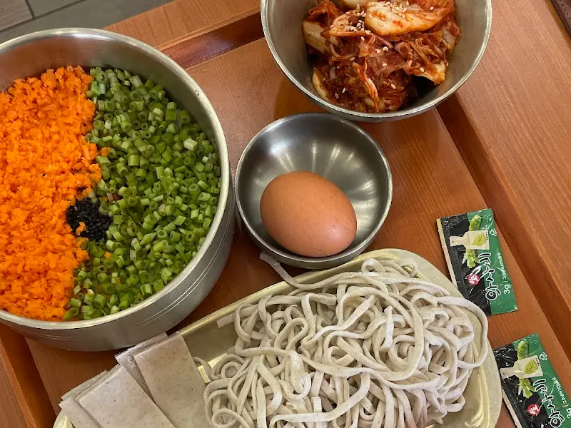 칼국수와 볶음밥 재료, 김치가 담긴 쟁반