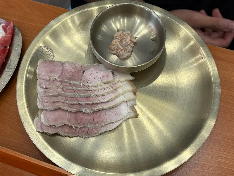 윤기가 흐르는 냉수육