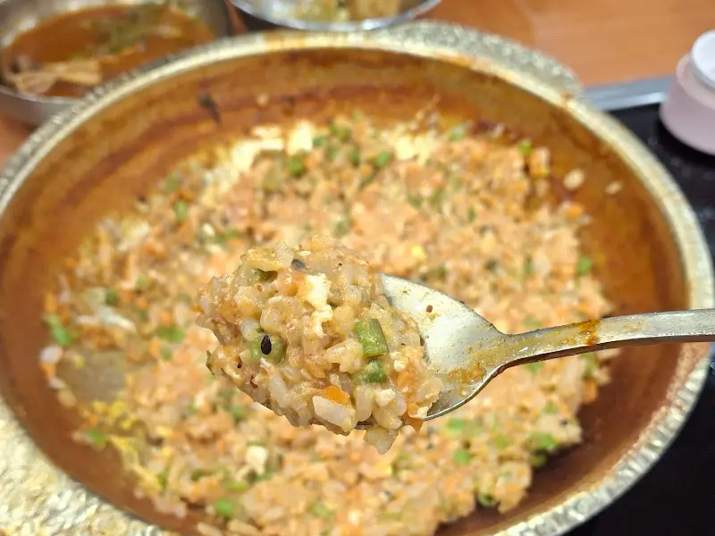 볶음밥을 숟가락으로 들어올리는 모습