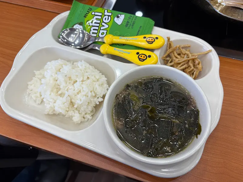 아기 식기와 아기용 김