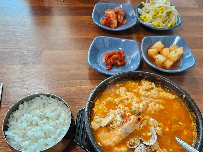 순두부찌개와 반찬