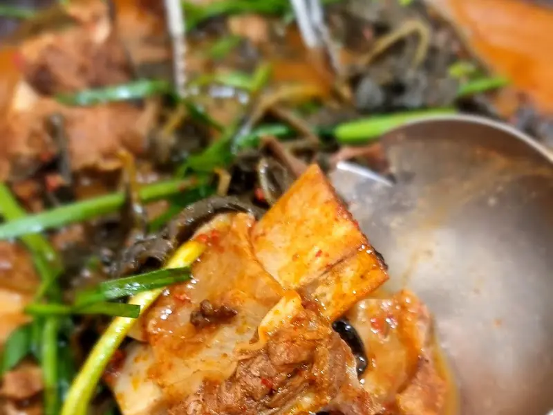 푸짐한 산나물과 등갈비가 가득 담긴 산나물 등갈비찜