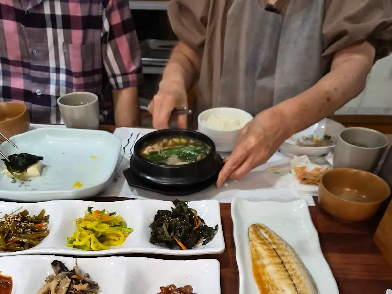 정갈하게 차려진 밑반찬들