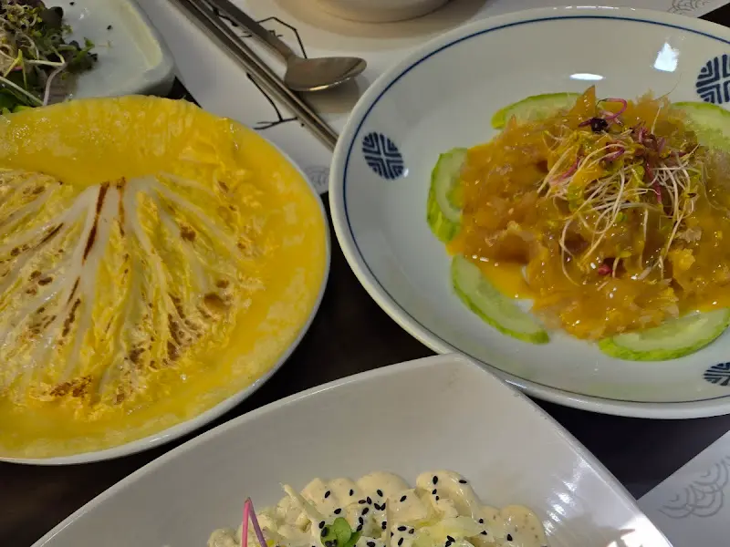 다채로운 색감의 밑반찬들