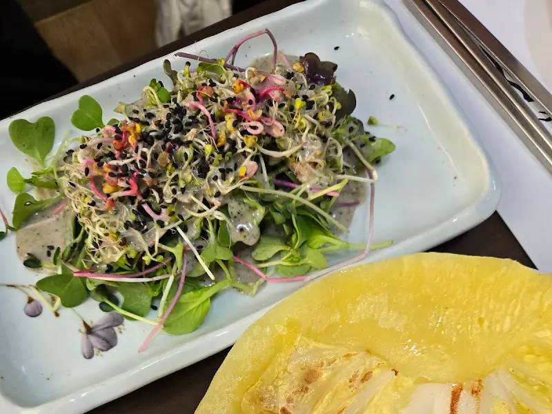 신선한 채소가 가득한 샐러드