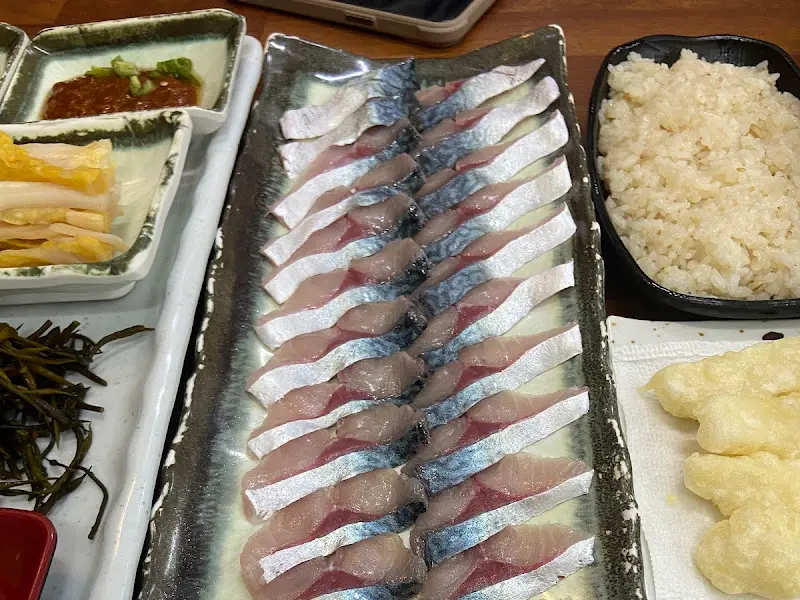 윤기가 좔좔 흐르는 활고등어회