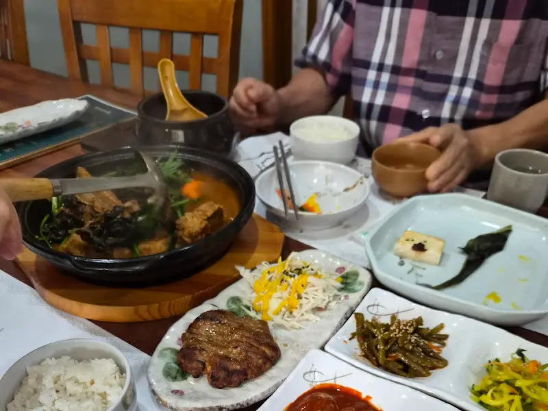 한상 가득 차려진 모습