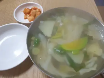 진주 자유시장 속 숨은 보석, 엄마 손맛 그대로 느껴지는 옛날국수 수제비! 여기 진짜 맛집이야!