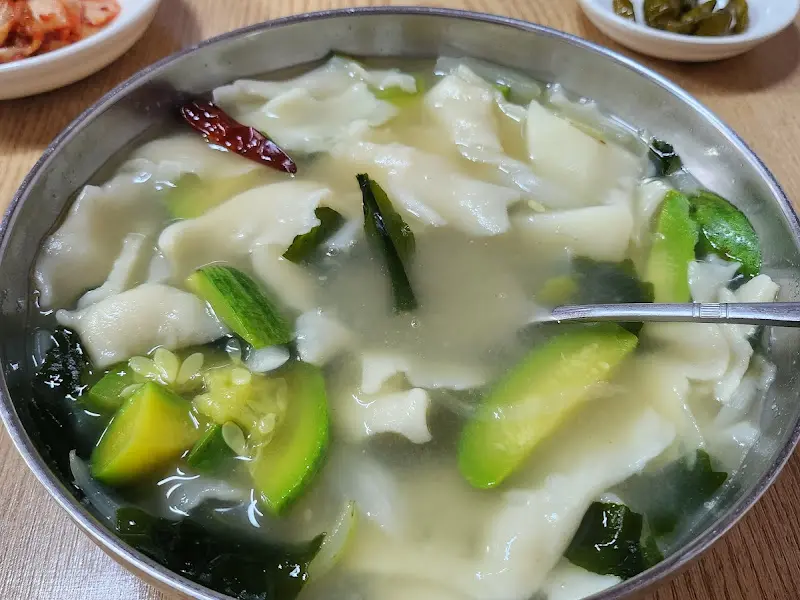푸짐한 수제비 한 그릇