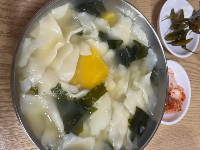 수제비와 함께 제공되는 김치와 풋고추