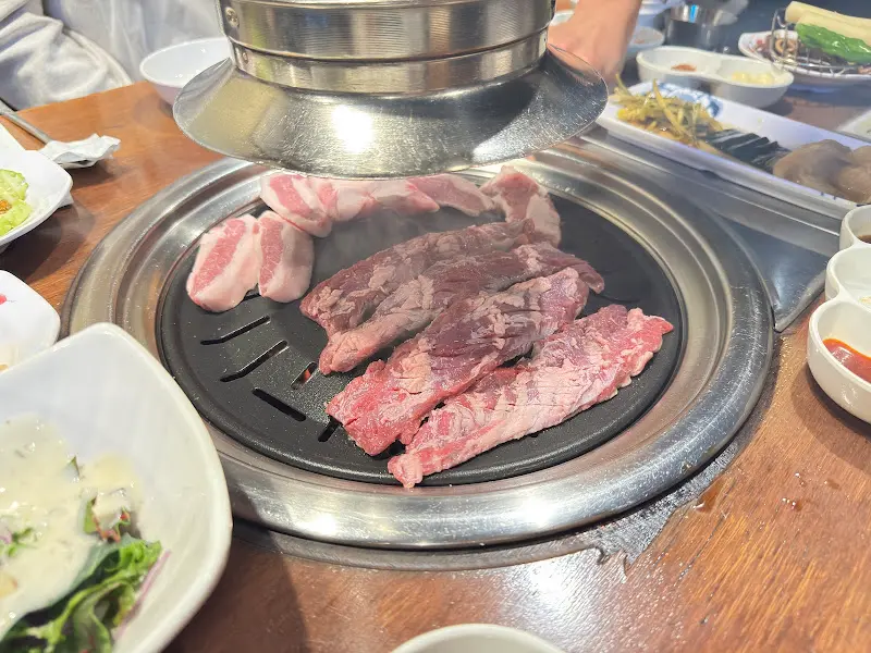 불판 위에 올려진 삼겹살과 목살