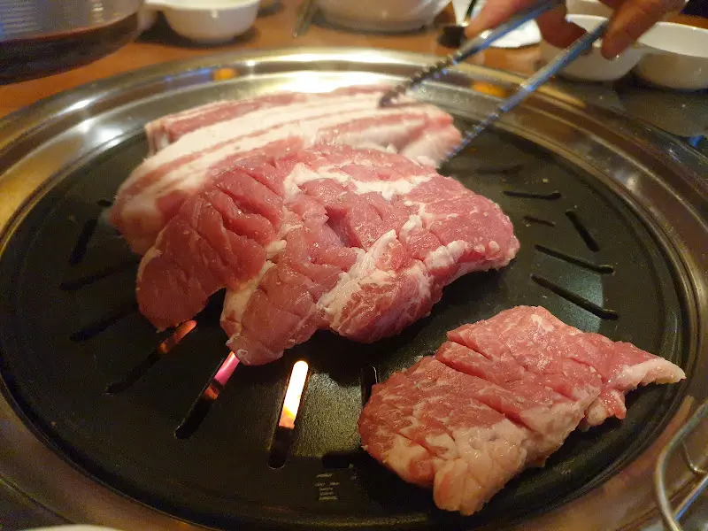 불판 위의 고기