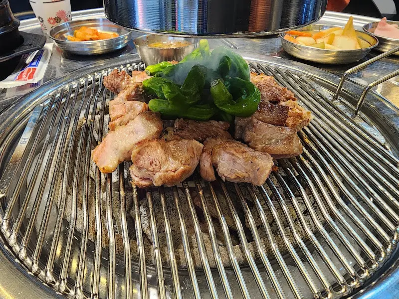 불판 위에서 익어가는 주먹고기와 꽈리고추