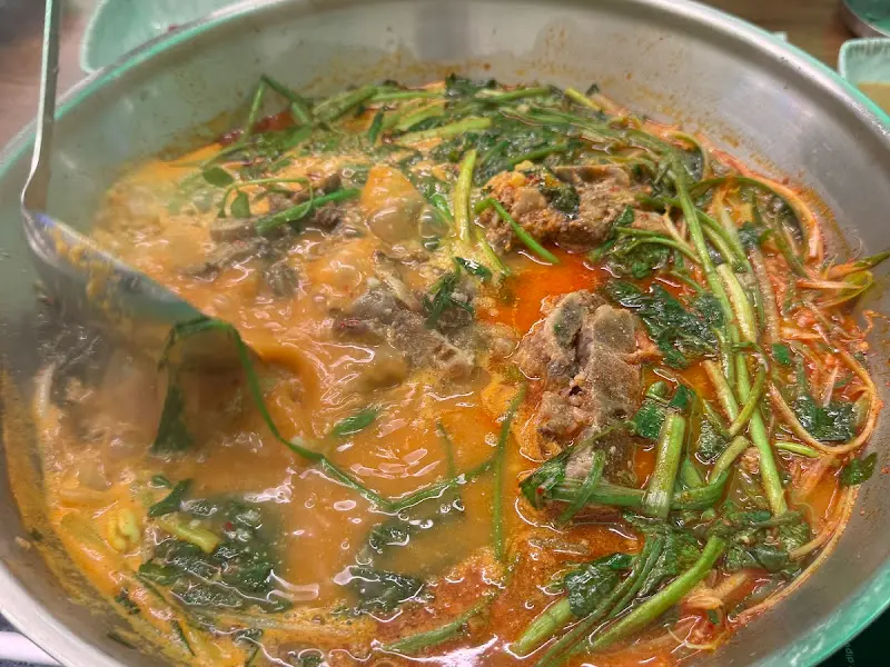 감자탕이 끓고 있는 모습