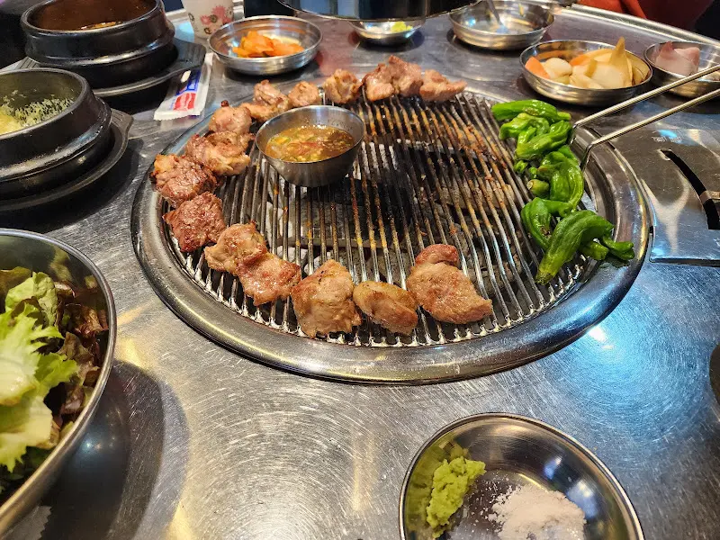 푸짐하게 차려진 테이블, 다양한 밑반찬과 소스들이 인상적이다.