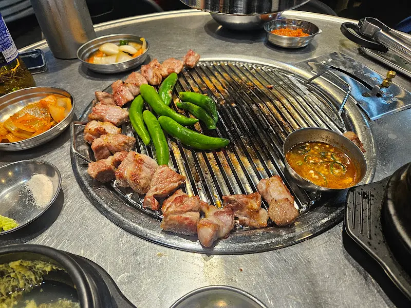 잘 익은 주먹고기와 꽈리고추, 함께 제공되는 멜젓