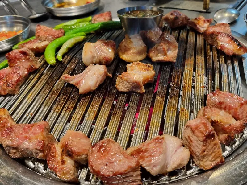 불판 가득 채워진 주먹고기와 꽈리고추