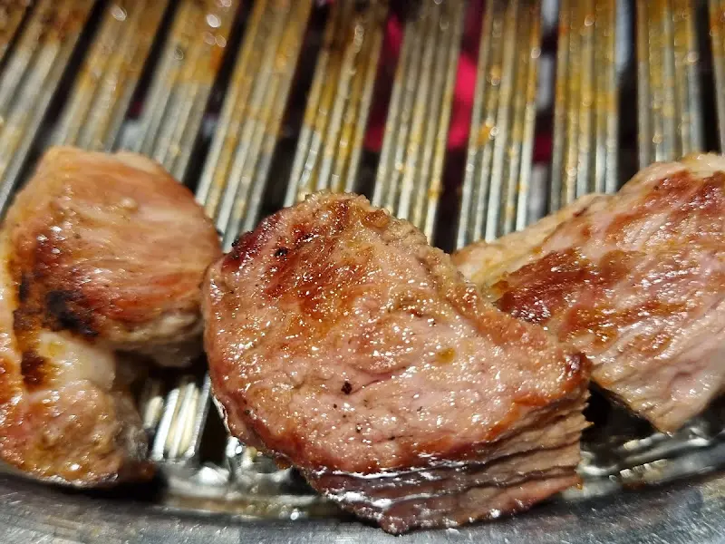 노릇하게 구워진 주먹고기 클로즈업