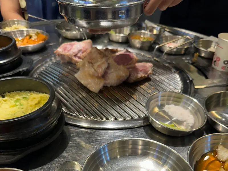 맛있게 구워진 주먹고기 한 점
